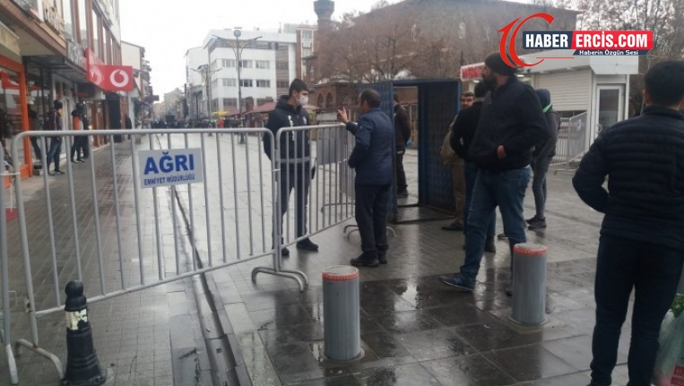Ağrı’da Cumhuriyet Caddesi bariyerlerle kapatıldı