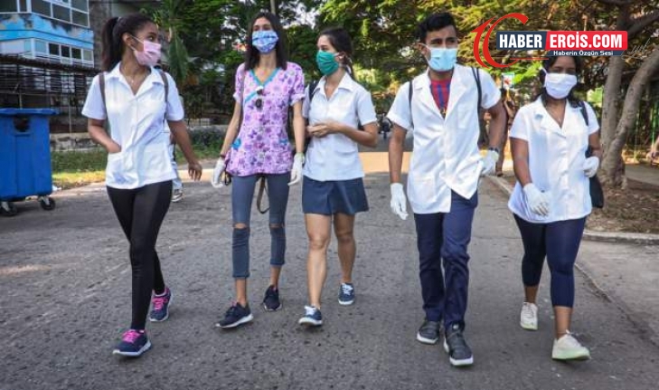 Küba’da 30 bin tıp öğrencisi koronavirüse karşı kapı kapı geziyor