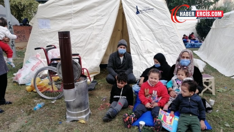 Tek çadır verilen Suriyeli aile parkta yatıyor