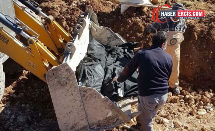 AKP'li belediye kepçeyle mezar taşıdı