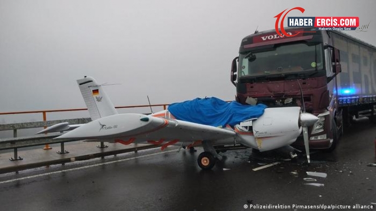 Almanya'da uçakla kamyon çarpıştı