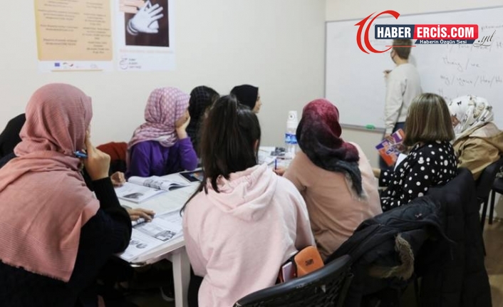 Van’da STAR Kadın Derneği mültecilere dil eğitimi veriyor