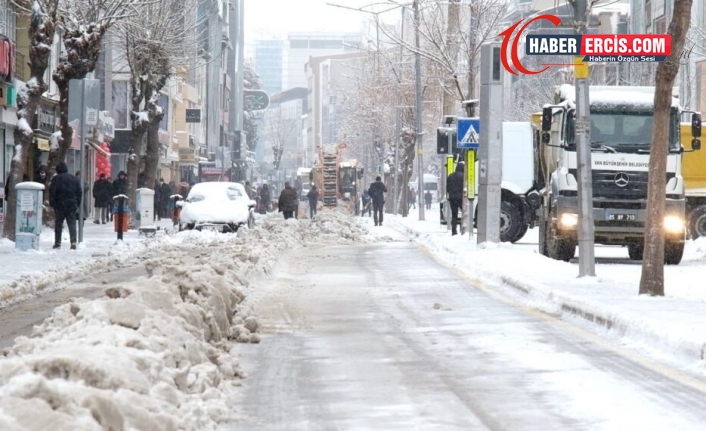 Van'da kar yağışı hayatı olumsuz etkiledi: Köy yolları ulaşıma kapandı