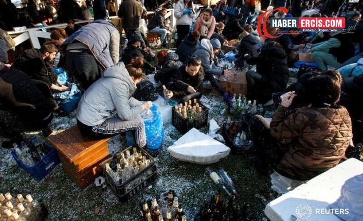 Ukrayna'nın Slovakya sınırında yüzlerce kişi molotof kokteyli hazırlıyor