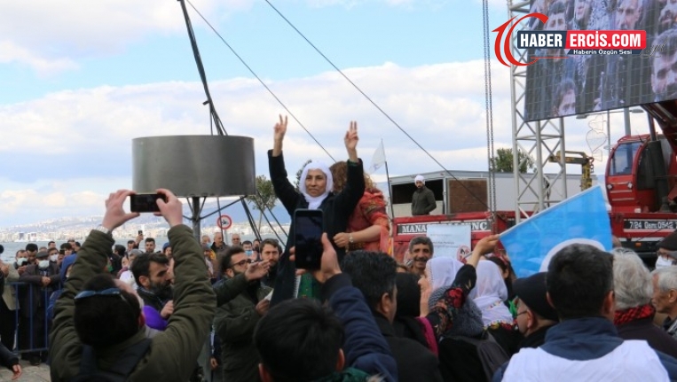 İzmir'de Newroz ateşini Deniz Poyraz ailesi yaktı