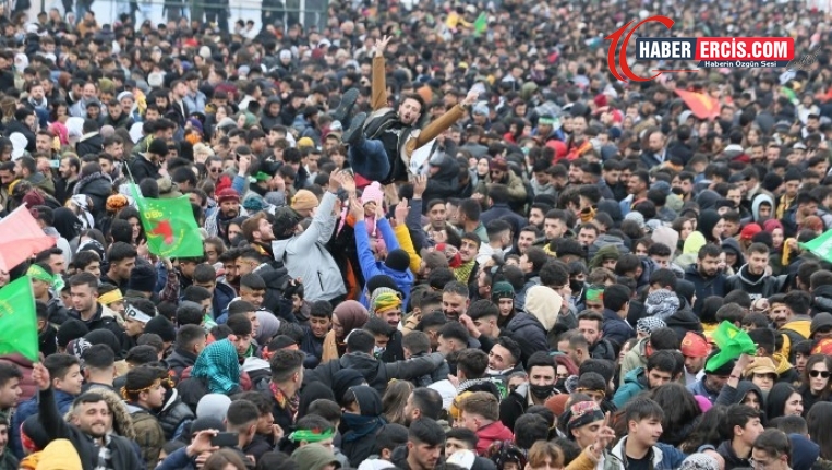 Newroz alanlarına akın eden Vanlılar: Kürt düşmanlarına cevap verdik