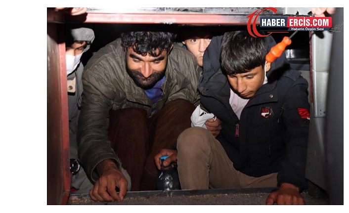 Erciş'te otobüslerin gizli bölümlerine saklanmış 47 mülteci yakalandı